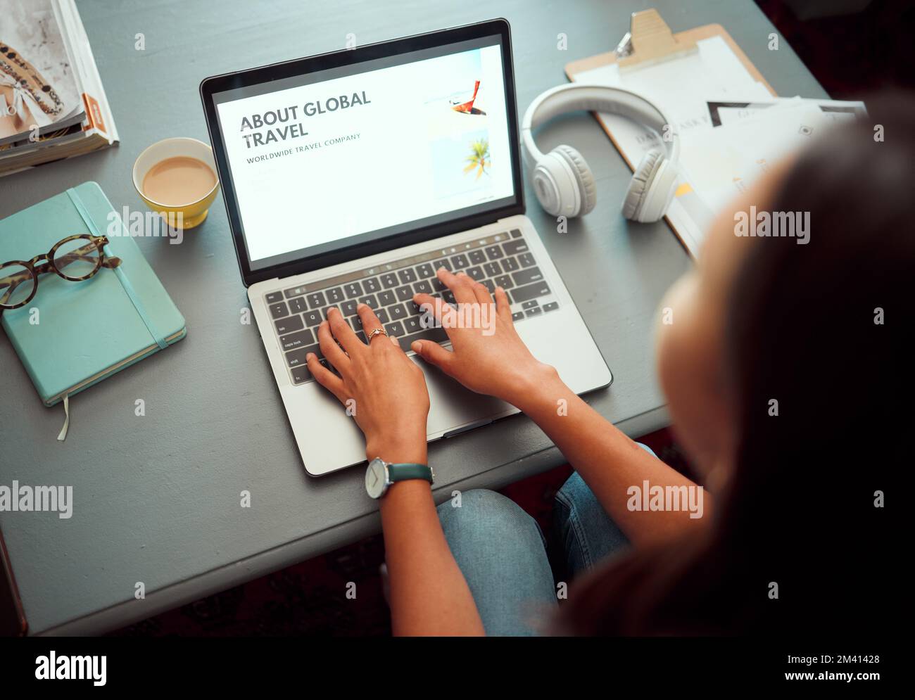 Pianificazione di agenzie di viaggio e sito web con la donna sul portatile per orari, vacanze e internet. Prenotazione, ricerca e digitale con mani di ragazza per Foto Stock