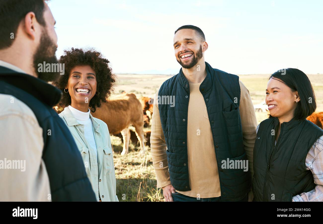 Persone che lavorano nell'agricoltura, che parlano o negoziano le vendite di aziende agricole a base di mucche, di prodotti lattiero-caseari o di produzione sostenibile di carne bovina. Sorriso felice, abbando bestiame Foto Stock