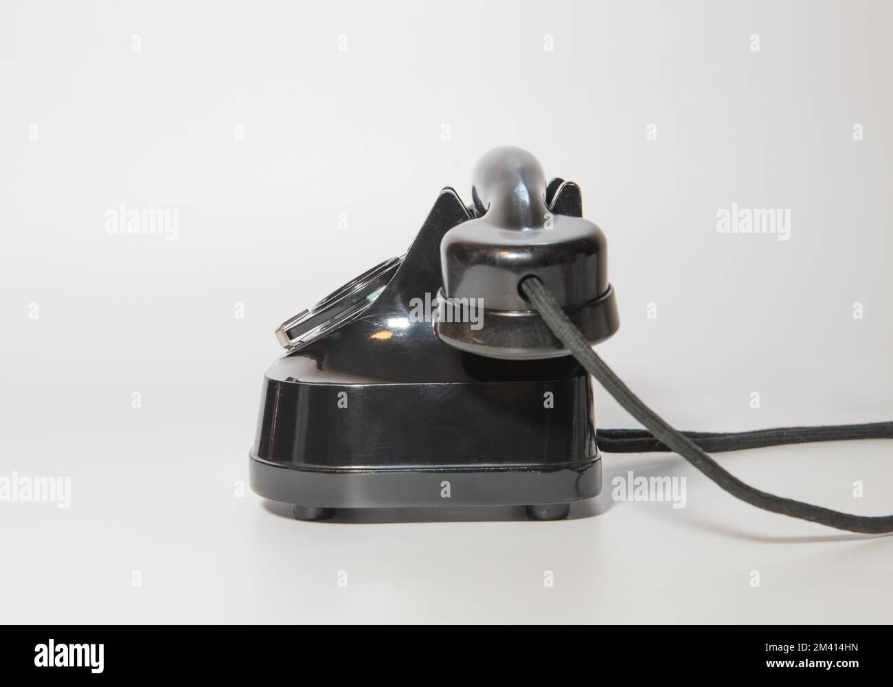 vecchio telefono nero rotante con tracce di tempo. vista lato destro. su sfondo bianco Foto Stock