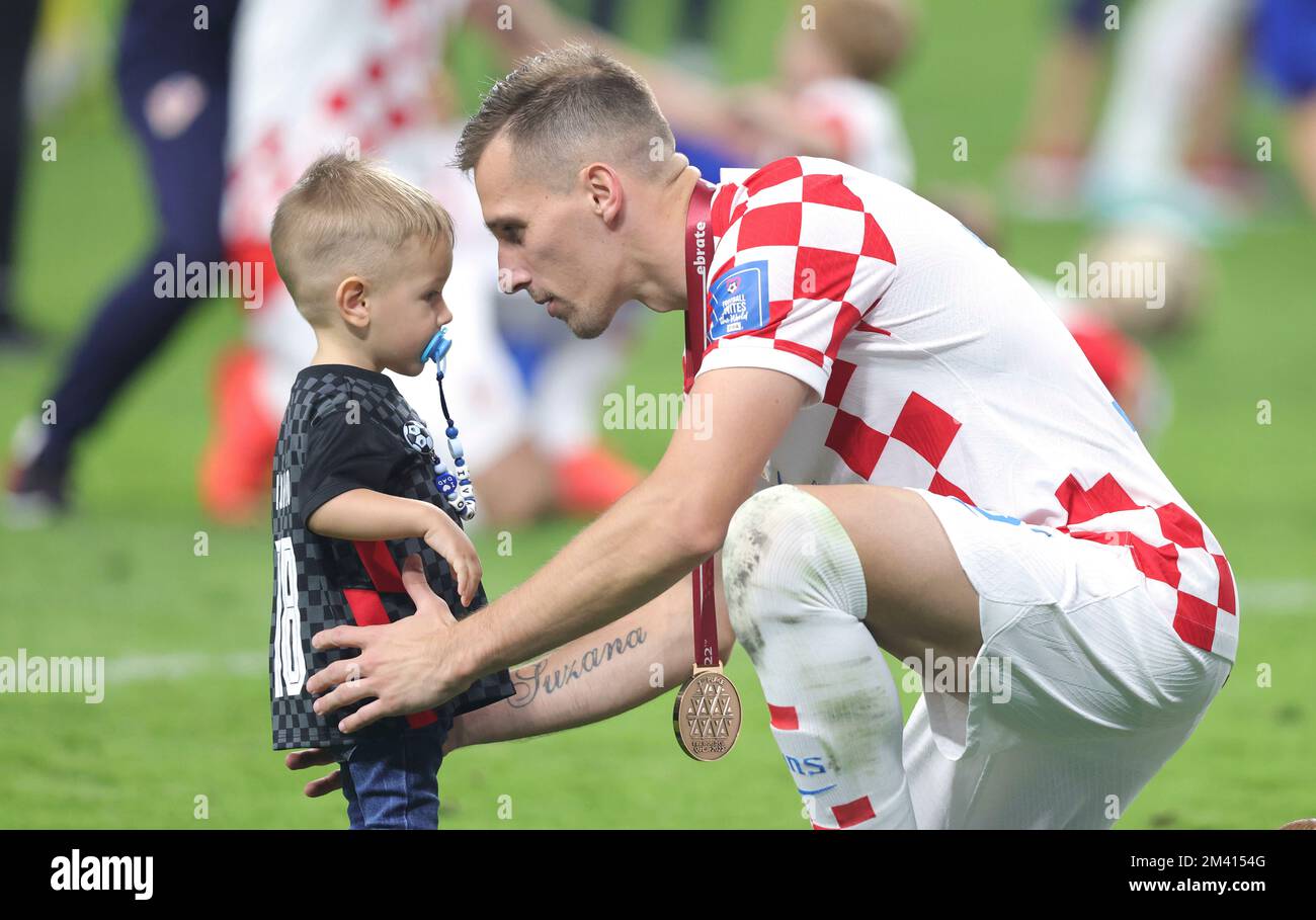 Doha, Katar. 17th Dec, 2022. Primo : 17.12.2022, calcio, Coppa DEL MONDO FIFA 2022 QATAR, Coppa del mondo 2022 Qatar, Coppa del mondo 2022 Qatar, partita per il 3rd° posto, Croazia - Marocco 2:1 Mislav Oric, Orsic, giubilo finale, giubilo, bacia suo figlio, Credito per bambini: dpa/Alamy Live News Foto Stock