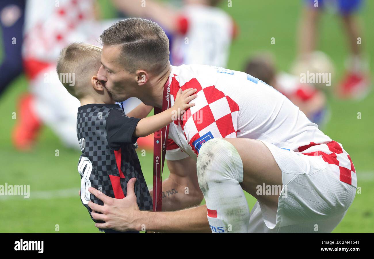 Doha, Katar. 17th Dec, 2022. Primo : 17.12.2022, calcio, Coppa DEL MONDO FIFA 2022 QATAR, Coppa del mondo 2022 Qatar, Coppa del mondo 2022 Qatar, partita per il 3rd° posto, Croazia - Marocco 2:1 Mislav Oric, Orsic, giubilo finale, giubilo, bacia suo figlio, Credito per bambini: dpa/Alamy Live News Foto Stock