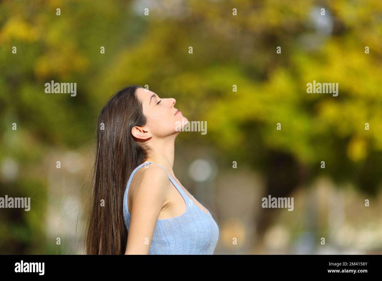 Profilo di un adolescente respirando aria fresca in un parco Foto Stock