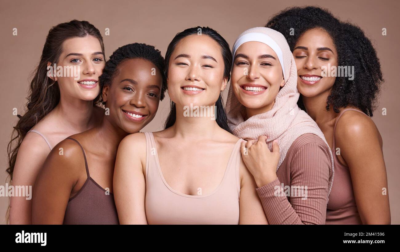 Supporto, diversità e sorriso femminile per la cura della pelle, la bellezza e l'empowerment su uno sfondo studio. Trucco, solidarietà e volto ritratto di cosmetici Foto Stock