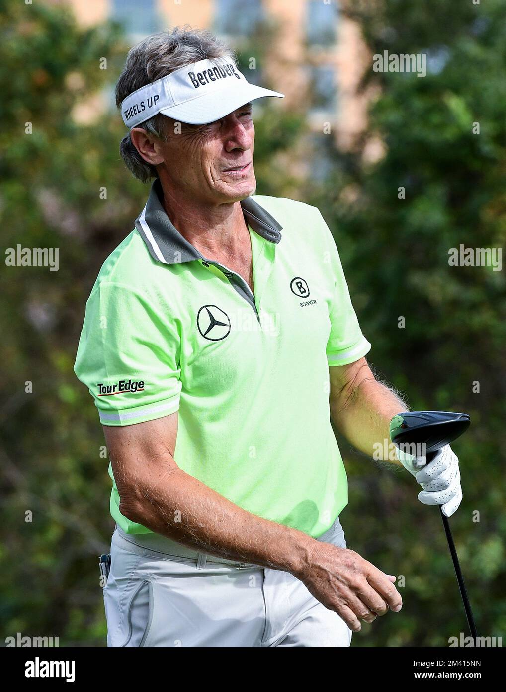 Orlando, Stati Uniti. 17th Dec, 2022. Bernhard Langer di Germania guarda la sua palla dopo aver preso la decima buca durante il primo round del Campionato PNC 2022 al Ritz-Carlton Golf Club di Orlando. Credit: SOPA Images Limited/Alamy Live News Foto Stock