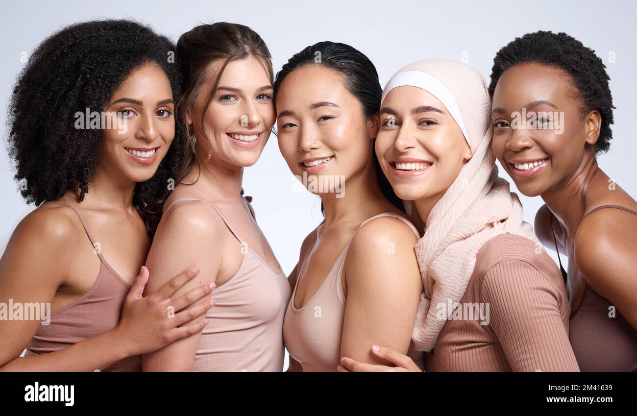 Donne faccia, bellezza studio e diversità, comunità globale e sostegno con amore di sé, benessere e salute della pelle. Ritratto, inclusione di gruppo e. Foto Stock