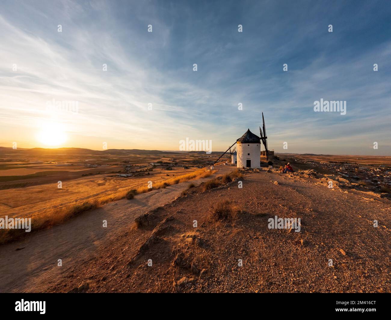 Tramonto a Consuegra città iconica mulini a vento vintage Foto Stock