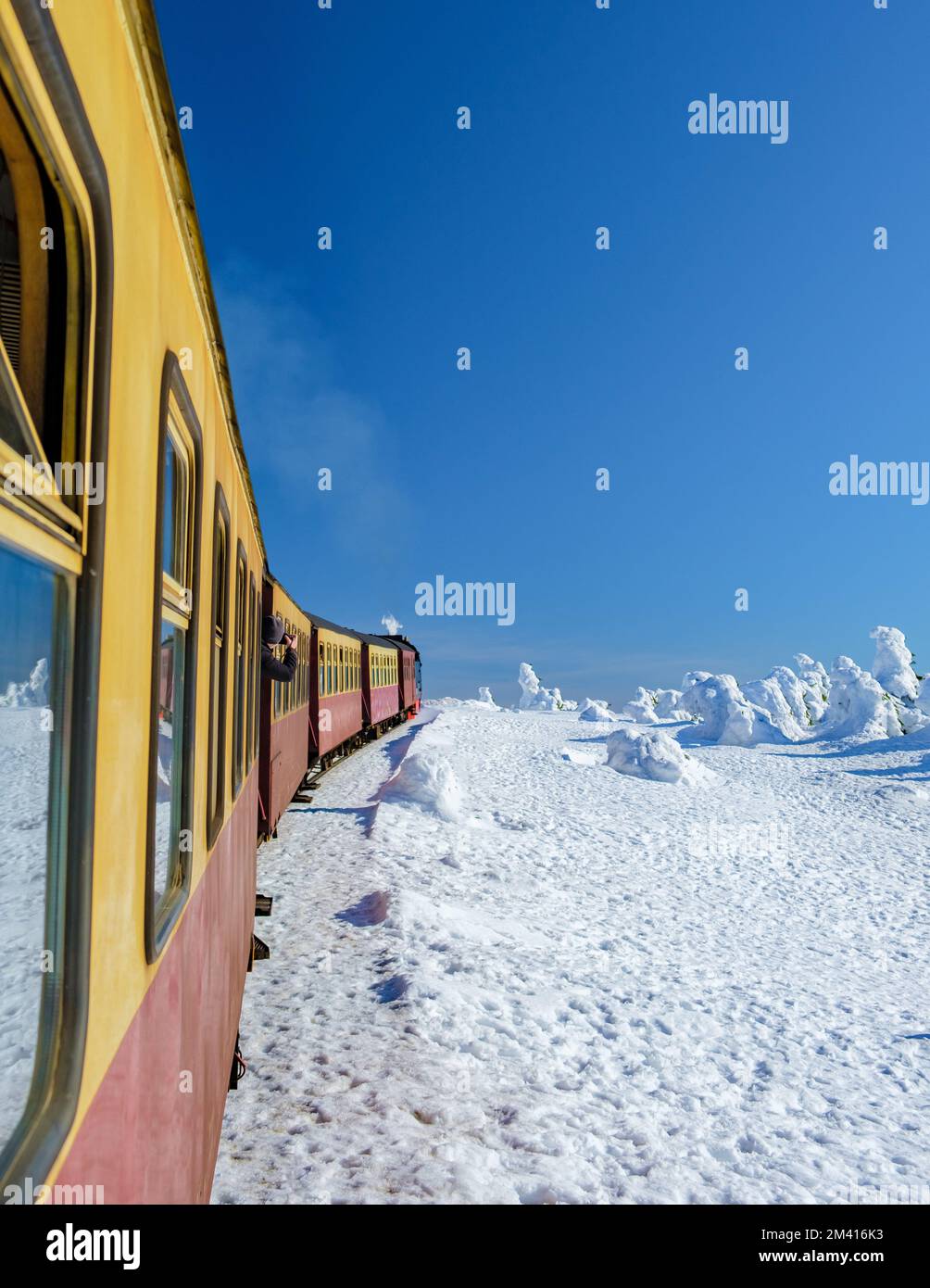 Treno a vapore durante l'inverno nella neve nel parco nazionale di Harz Germania, treno a vapore Brocken Bahn sulla strada attraverso il paesaggio invernale al monte Brocken, Brocken, Harz Germania Foto Stock