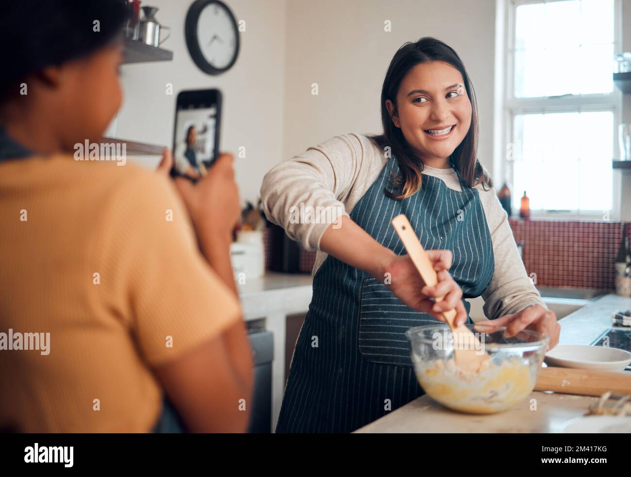 Cottura, tutorial e social media con una donna chef nella cucina della sua cucina di casa come influencer. Cibo, telefono e vlog con una cuoca femminile Foto Stock