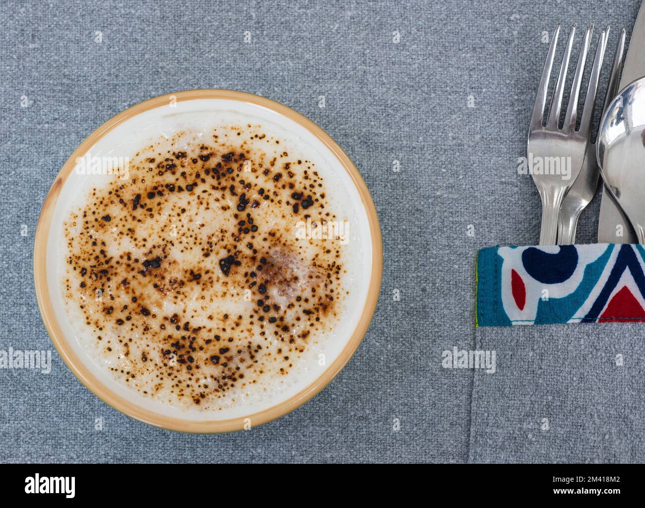 Tradizionale dessert egiziano Om Ali pasto a la carte in un piatto ciotola al tavolo del ristorante Foto Stock