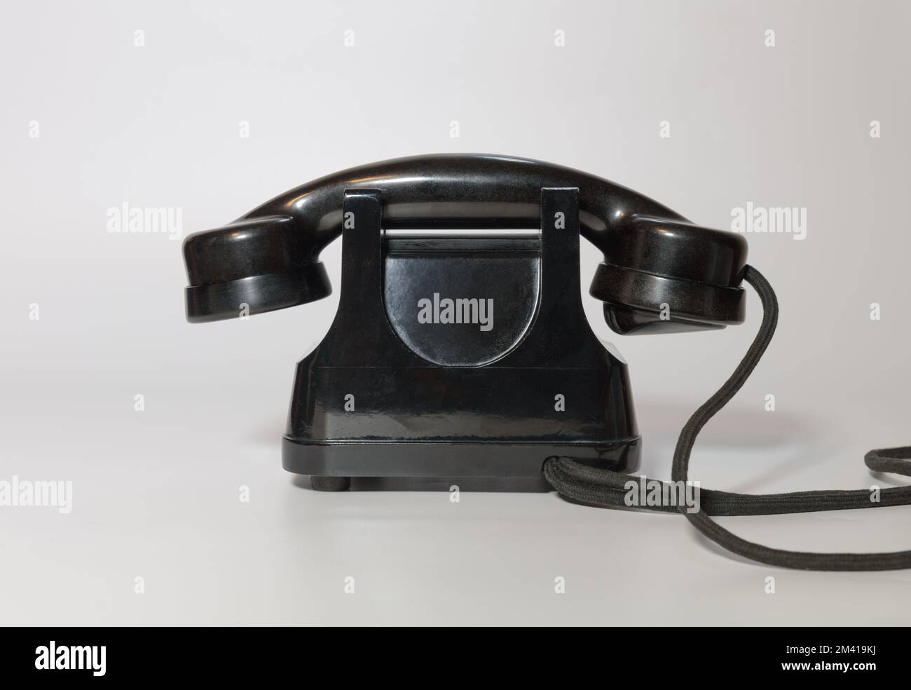 vecchio telefono nero rotante con tracce di tempo. vista posteriore. su sfondo bianco Foto Stock