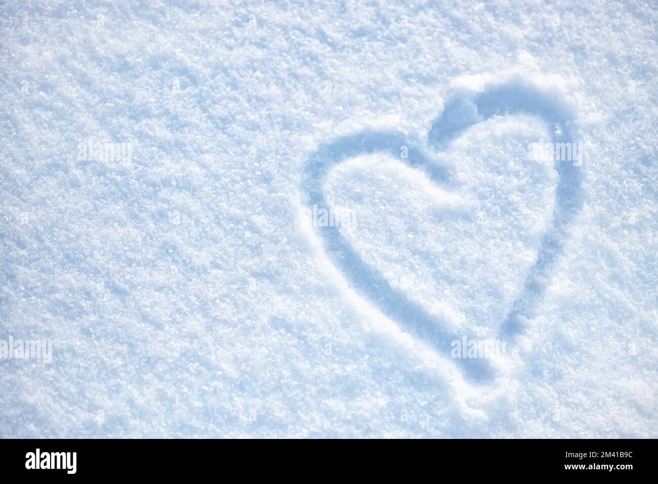 vista dall'alto della forma del cuore sulla superficie di neve pura Foto Stock
