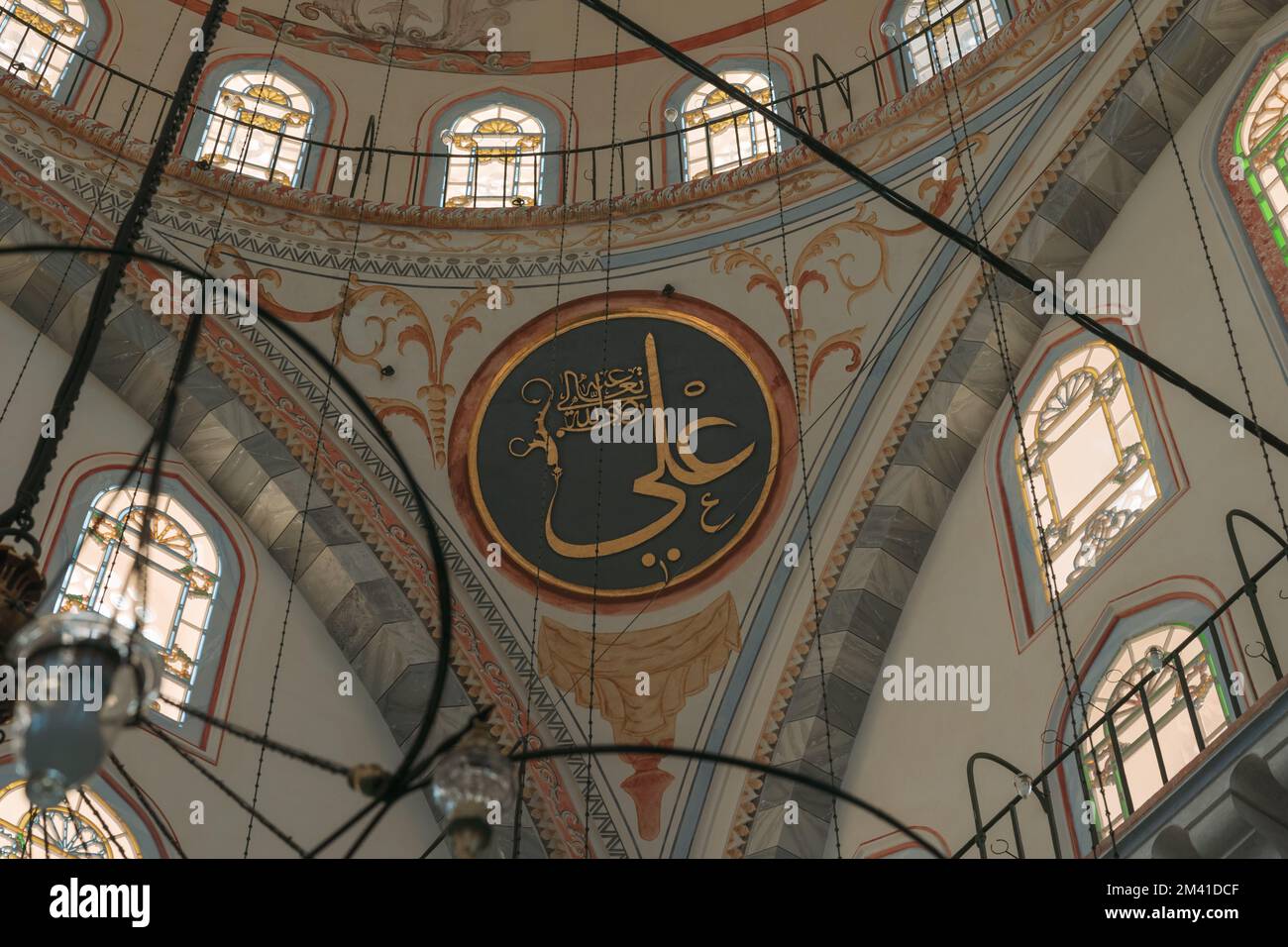 Il nome di Hz. Ali o ali ibn abi talib in una moschea. Arte islamica Rami dell'Islam. Istanbul Turkiye - 9.24.2022 Foto Stock
