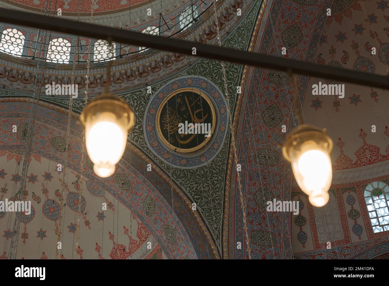 Calligrafia del nome di Hz. Ali o ali ibn abi talib in una moschea ottomana. 4th Califfo dell'Islam. Sciita o islam sciita. Istanbul Turkiye - 10,27. Foto Stock