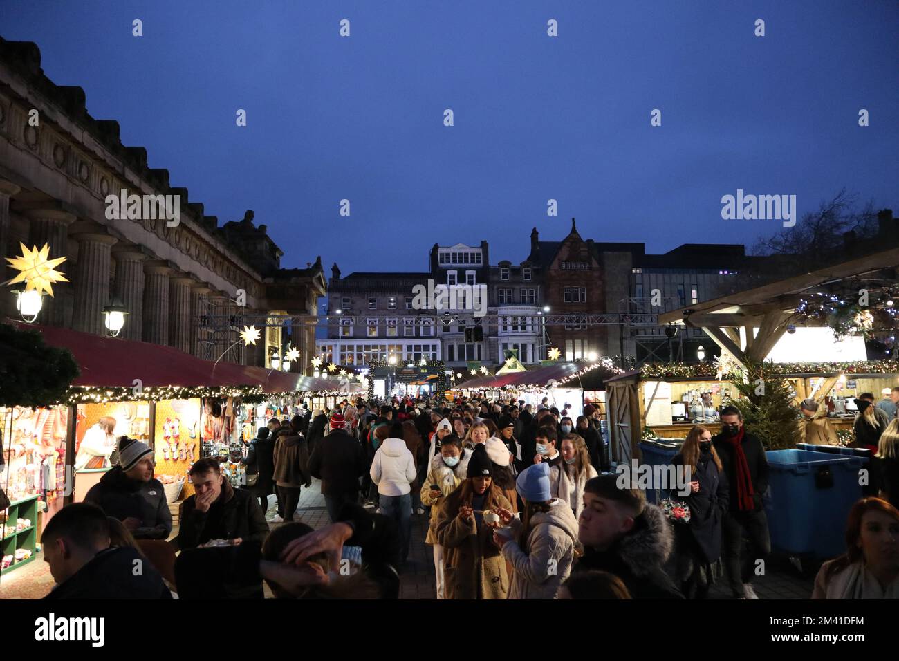 Bancarelle alla fiera di Natale di Edimburgo (di notte) Foto Stock