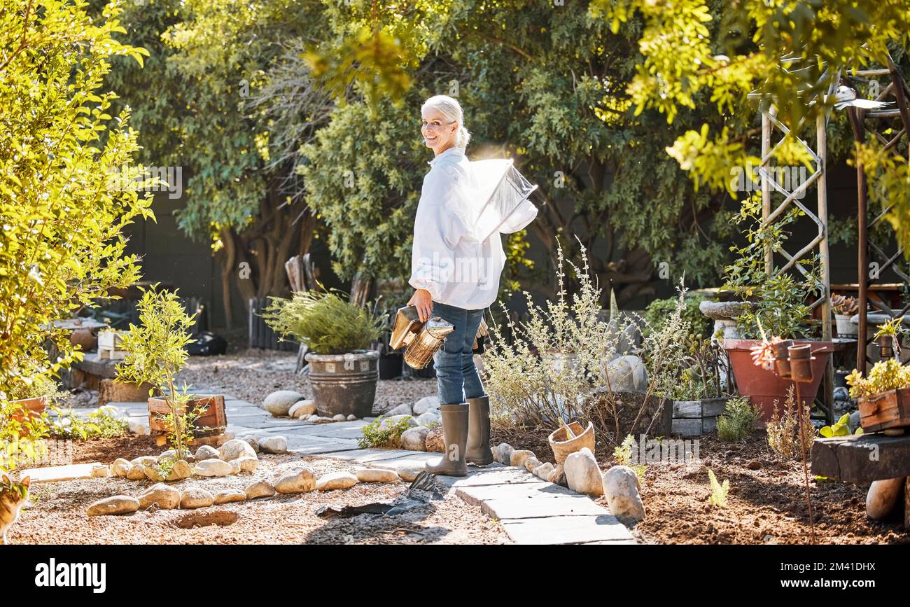 Donna, apicoltore o giardinaggio in campagna sostenibile, fattoria del miele o terreno naturale con cappello, attrezzatura per fumare o attrezzatura. Ritratto, sorriso Foto Stock