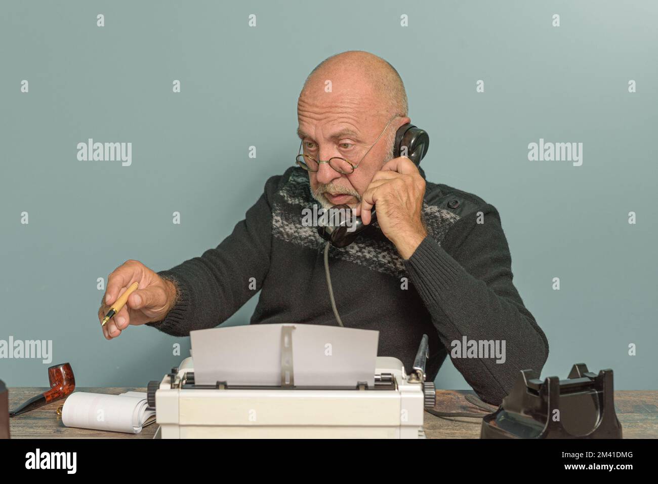 Redattore di giornale del passato. Scrivania, macchina da scrivere e telefono Foto Stock