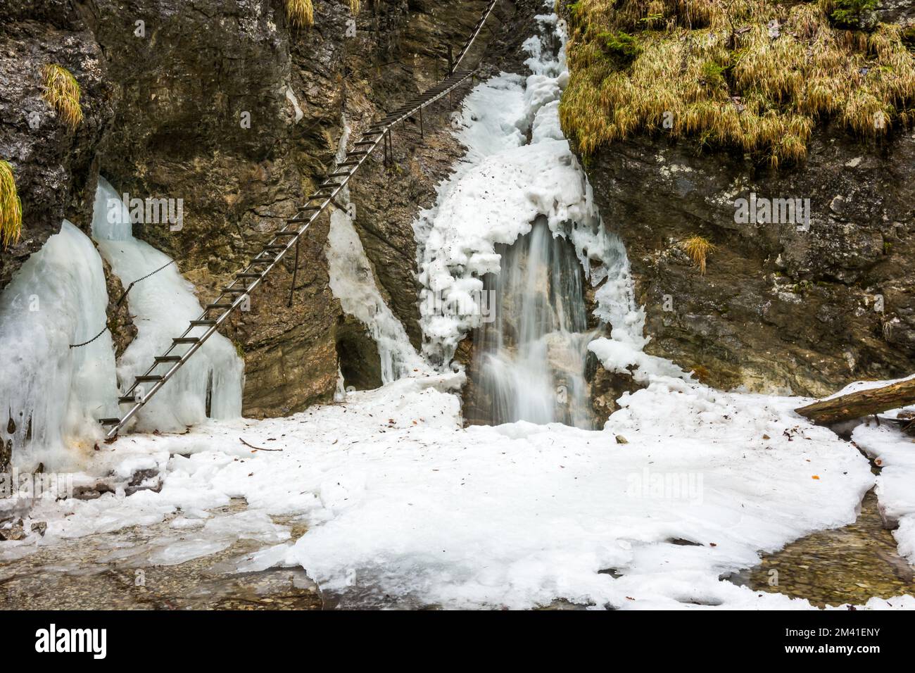 Slovacchia paradiso - Sucha Biela fiume con cascata e scala vicino. Percorso turistico avventura nel canyon del fiume Foto Stock