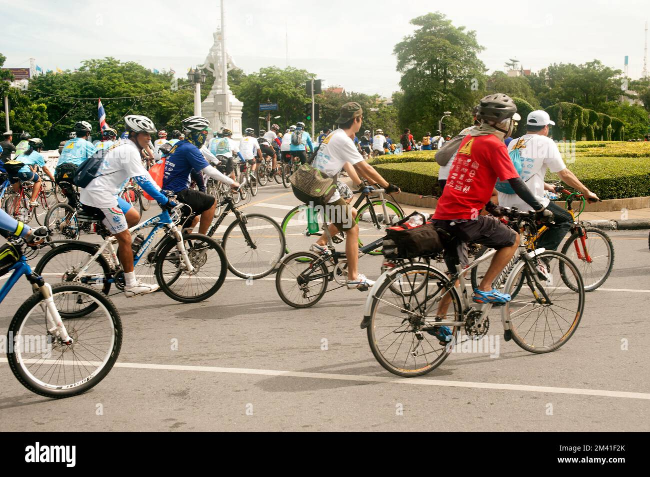 Gruppo di ciclista ha partecipato all'evento Car Free Day a SanamLuang  vicino al Grand Palace nella capitale tailandese di Bangkok Foto stock -  Alamy