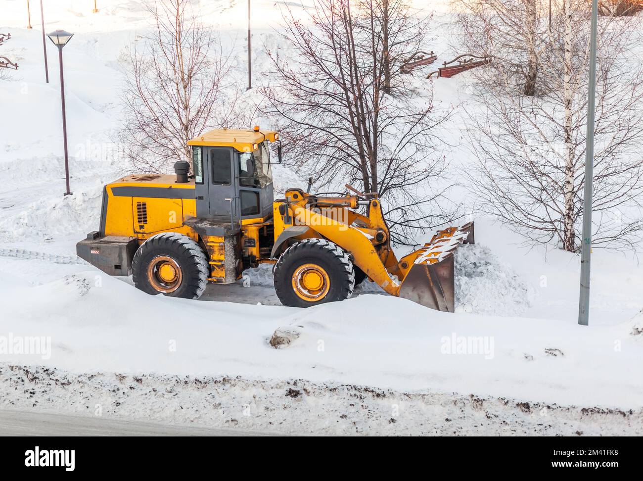 Sgombero neve. Il trattore si cancella il modo dopo la nevicata. Foto Stock