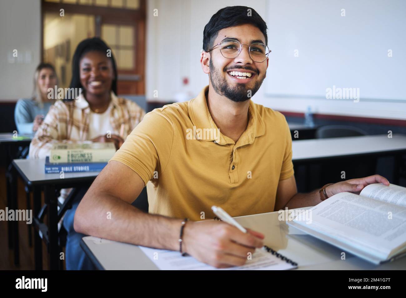 Studio, classe e studenti con formazione, apprendimento e conoscenza per esame, test e valutazione in scrittura linguistica. Libri, notebook e felice Foto Stock