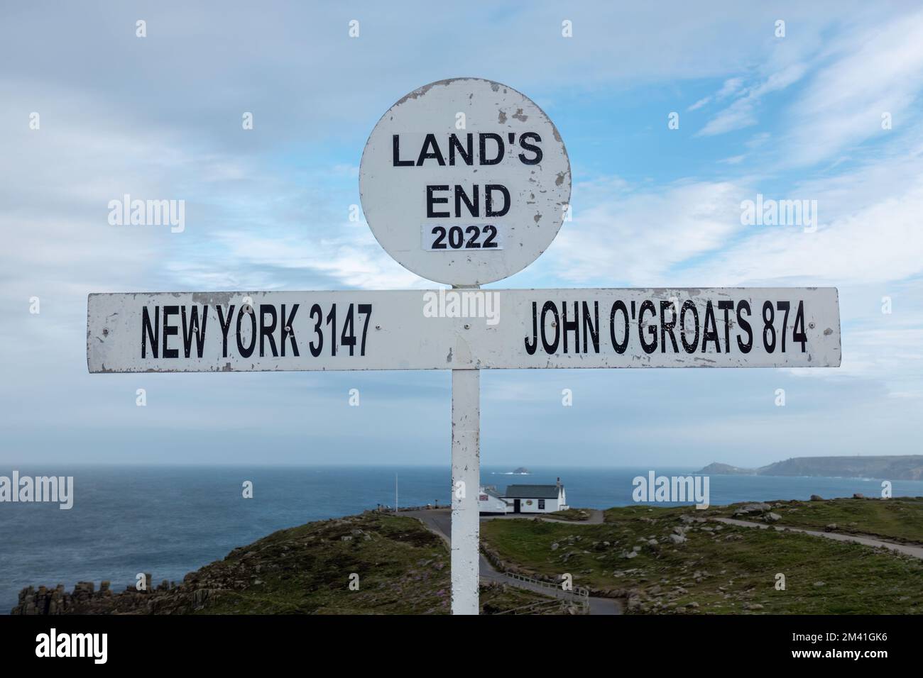 Cartello di fine terra con linea costiera sfocata sullo sfondo 2022 Foto Stock