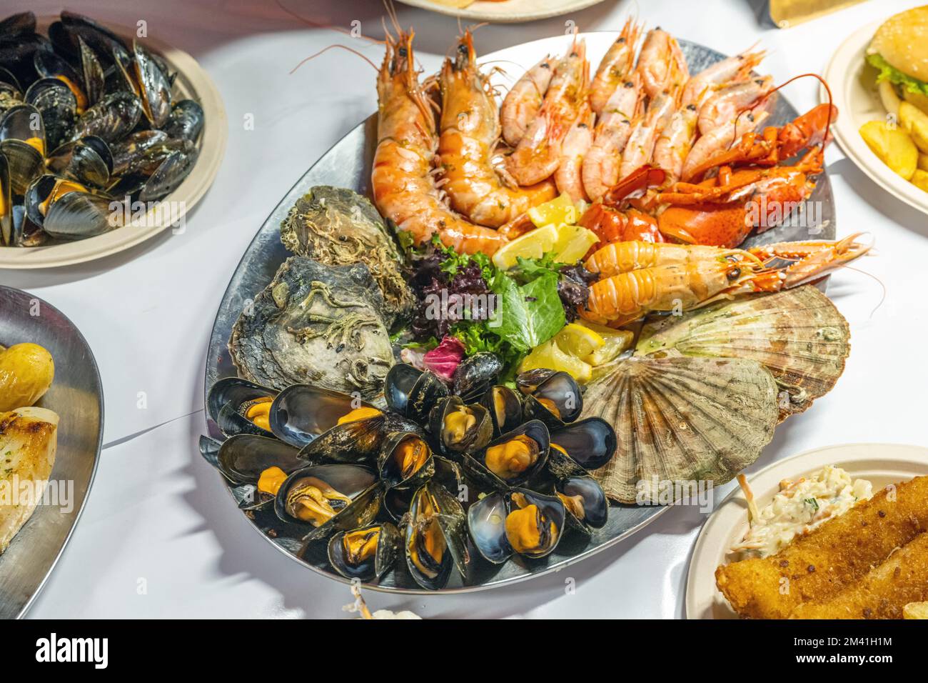 Piatto di pesce in vendita visto in un mercato a Bergen, Norvegia Foto Stock