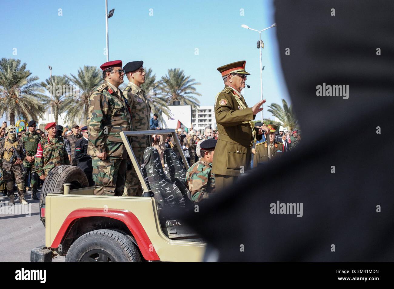 Missata, Libia. 17th Dec, 2022. Soldato libico visto dare un saluto militare. Le forze di sicurezza libiche affiliate al primo ministro ad interim Abdelhamid Dbeibah, con sede a Tripoli, prendono parte a una parata che segna il 6th° anniversario della liberazione di Sirte dal gruppo dello Stato islamico (IS), nella città nordoccidentale di Missata. Credit: SOPA Images Limited/Alamy Live News Foto Stock