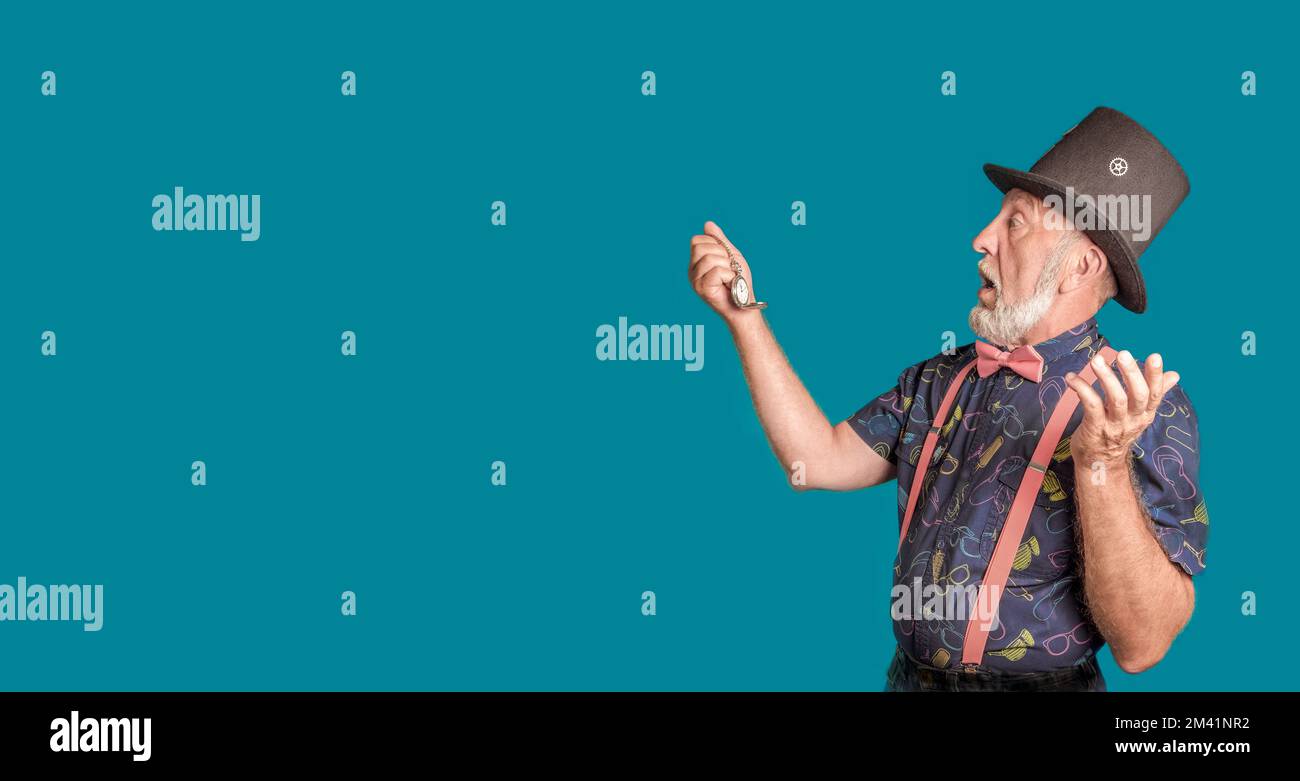 Vecchio orologiaio. Bandiera di un uomo gentilmente anziano con un orologio da tasca e un cappello. personaggio da fiaba Foto Stock