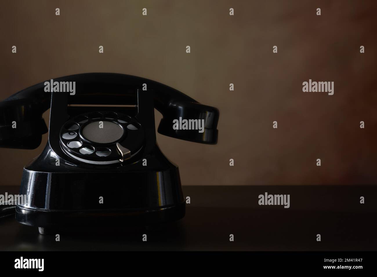 Vecchio telefono su un tavolo di legno con vecchio sfondo. Vintage - vita ferma. Foto Stock