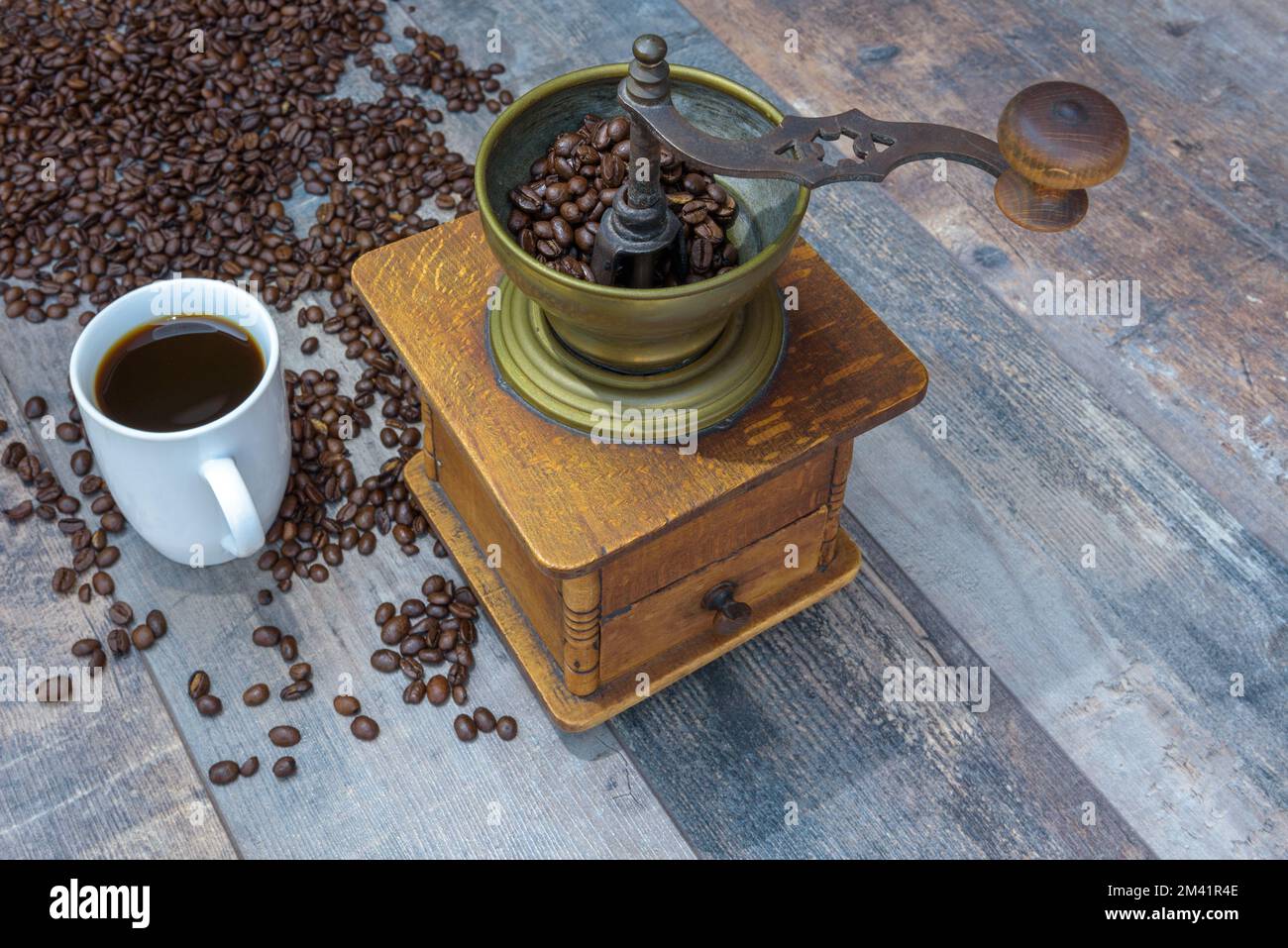 Antique hand coffee grinder immagini e fotografie stock ad alta