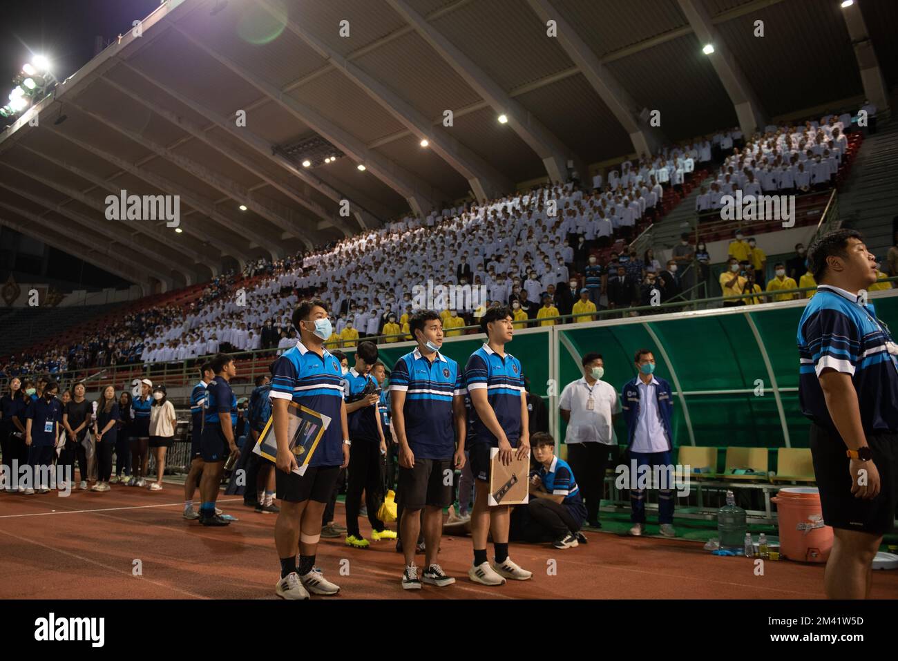 Bangkok, Thailandia. 17th Dec, 2022. Gli studenti del Vajiravudh College, allietano per la loro squadra nel tradizionale Rugby Match, vincono la 28th His Majesty King Maha Vajiralongkorn Bodindradebayavarangkun Cup, tra King's College (maglie bianche) vs Vajiravudh College (maglie blu) il Sabato. 17 dicembre 2022, a Supachalasai. Stadio, Bangkok, Thailandia. (Foto di Teera Noisakran/Pacific Press) Credit: Pacific Press Media Production Corp./Alamy Live News Foto Stock