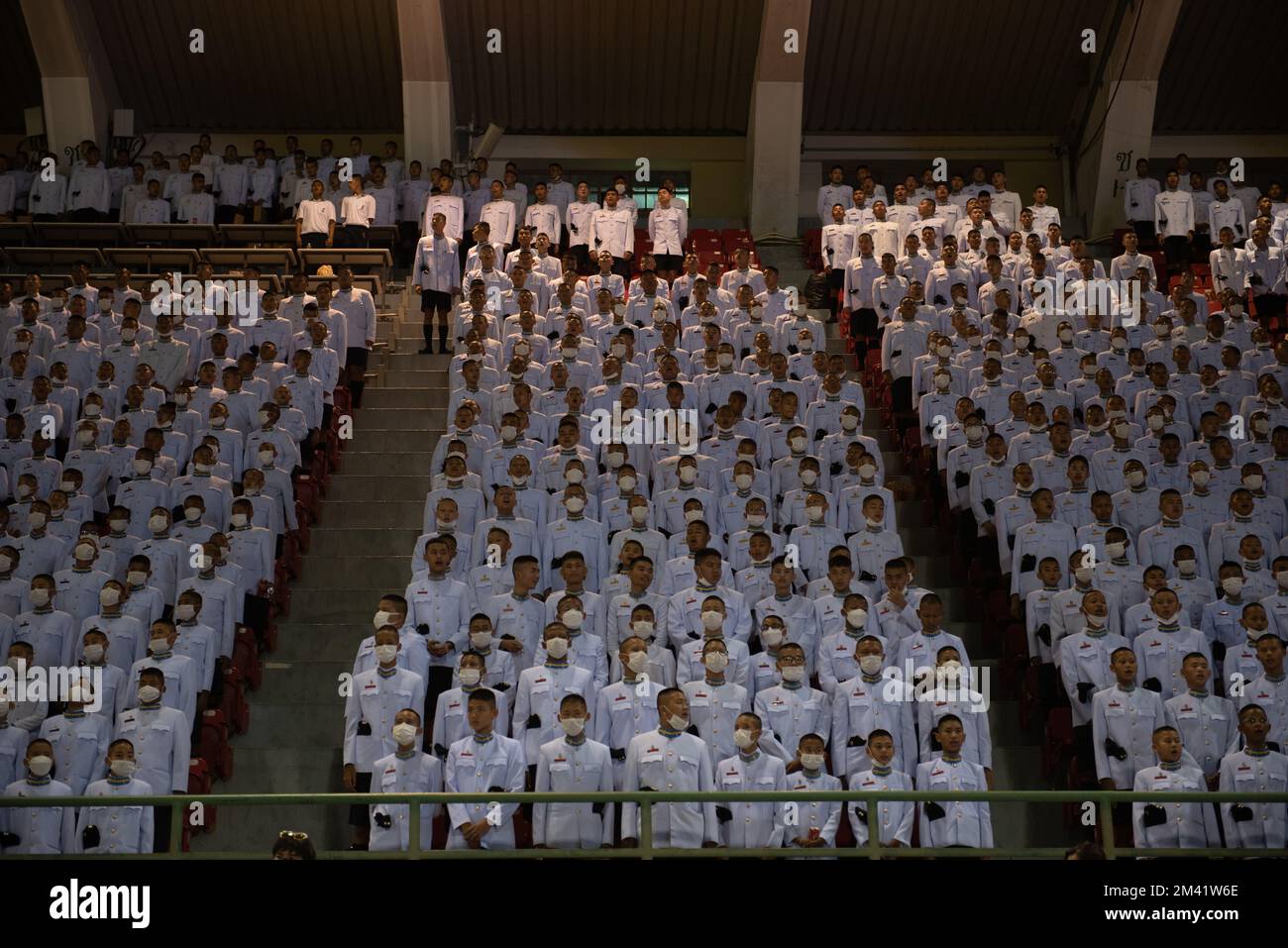 Bangkok, Thailandia. 17th Dec, 2022. Gli studenti del King's College, allietano per la loro squadra nel tradizionale Rugby Match, vincono la 28th His Majesty King Maha Vajiralongkorn Bodindradebayavarangkun Cup, tra King's College (maglie bianche) vs Vajiravudh College (maglie blu) il Sabato. 17 dicembre 2022, allo stadio Supachalasai di Bangkok, Thailandia. (Foto di Teera Noisakran/Pacific Press) Credit: Pacific Press Media Production Corp./Alamy Live News Foto Stock