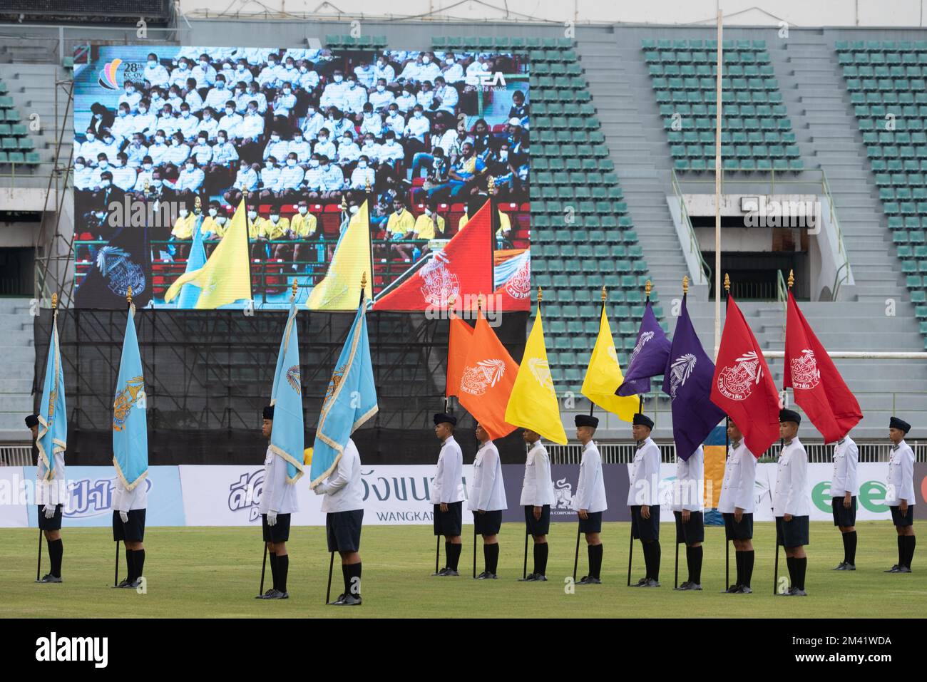 Bangkok, Thailandia. 17th Dec, 2022. Gli studenti del King's College, allietano per la loro squadra nel tradizionale Rugby Match, vincono la 28th His Majesty King Maha Vajiralongkorn Bodindradebayavarangkun Cup, tra King's College (maglie bianche) vs Vajiravudh College (maglie blu) il Sabato. 17 dicembre 2022, allo stadio Supachalasai di Bangkok, Thailandia. (Foto di Teera Noisakran/Pacific Press) Credit: Pacific Press Media Production Corp./Alamy Live News Foto Stock