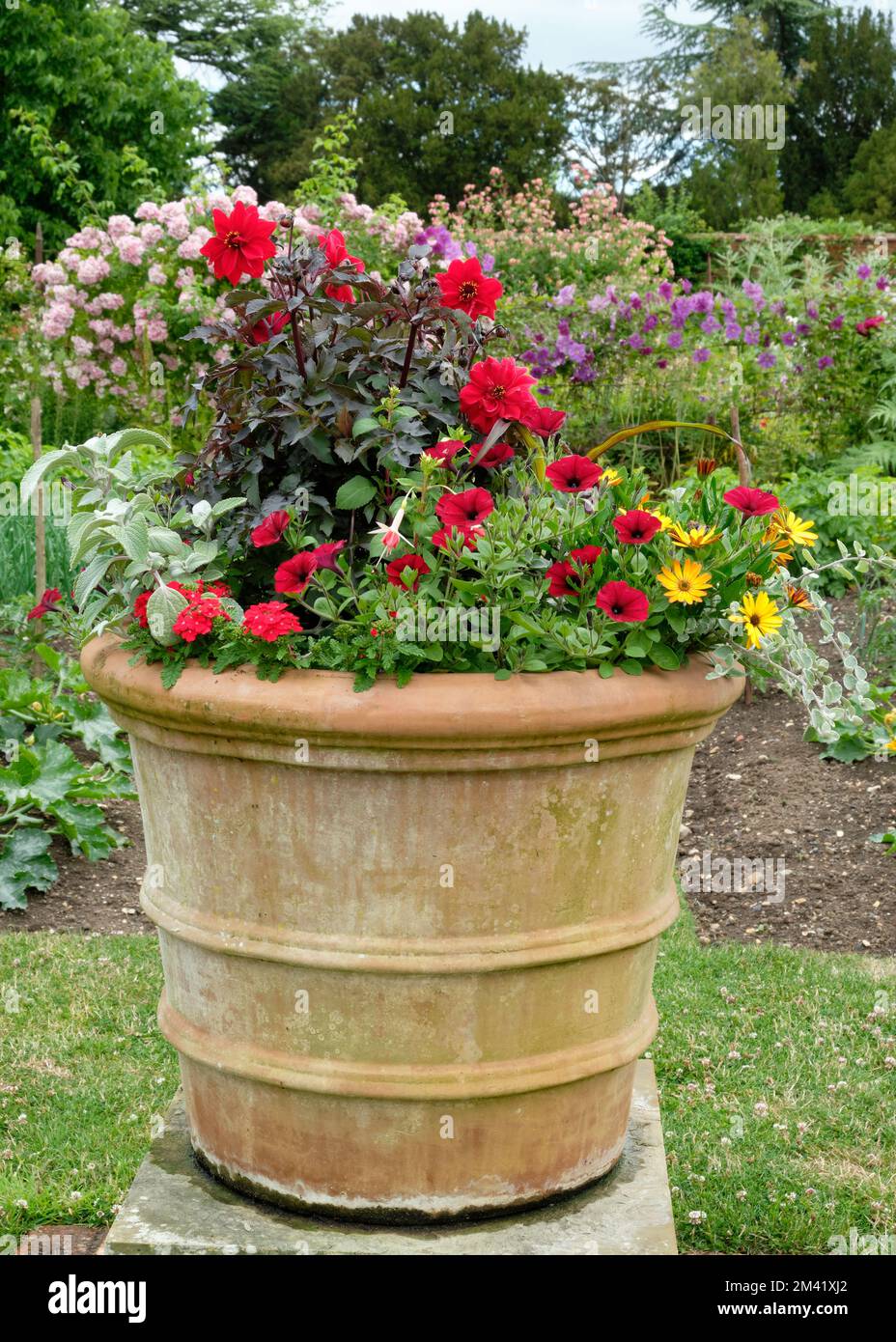 Esposizione piantato terracotta Urn Helmingham Hall Gardens vista ritratto Foto Stock