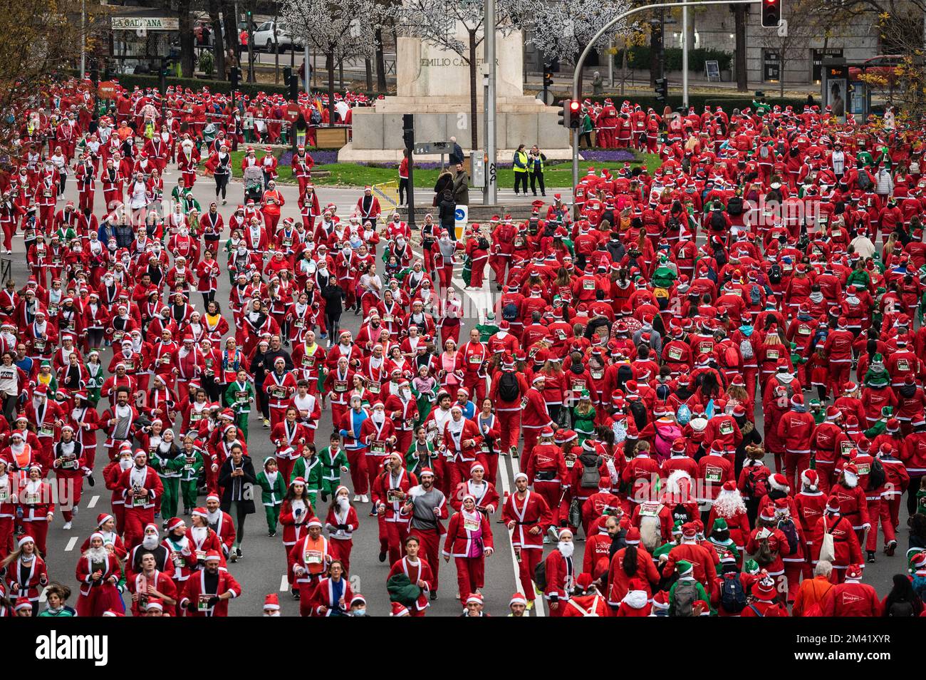 Madrid, Spagna. 18th Dec, 2022. Migliaia di persone vestite come Babbo Natale in esecuzione durante la tradizionale gara annuale di Natale di Babbo Natale. Credit: Marcos del Mazo/Alamy Live News Foto Stock