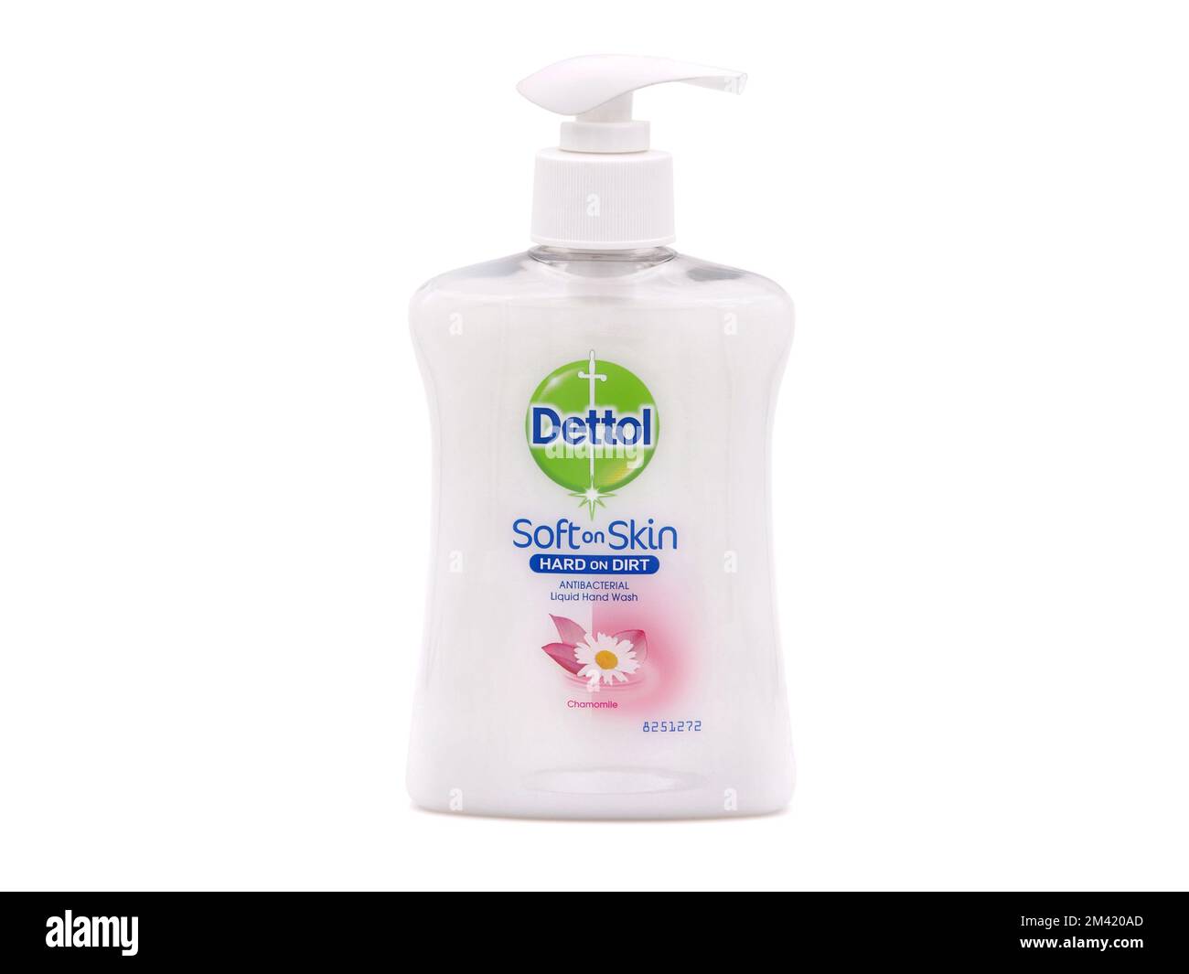 BUCAREST, ROMANIA - 12 FEBBRAIO 2020. Liquido antibatterico Dettol lavaggio mani o sapone liquido con camomilla, isolato su bianco Foto Stock