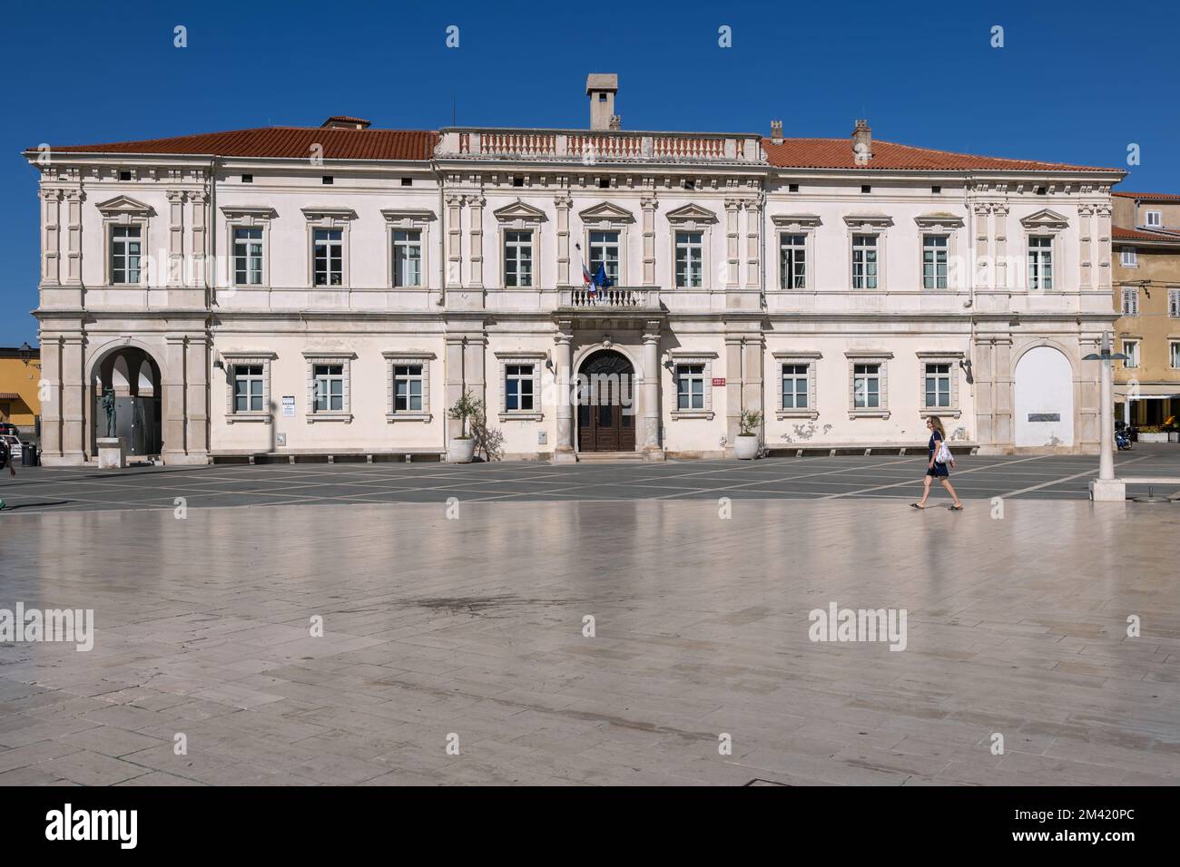 Città di Pirano in Slovenia, il Palazzo di Corte (Casa di Pretoria) in Piazza Tartini (Tartinijev trg). Stile toscano di Giuseppe Mosa ed Enrico Nordi. Foto Stock