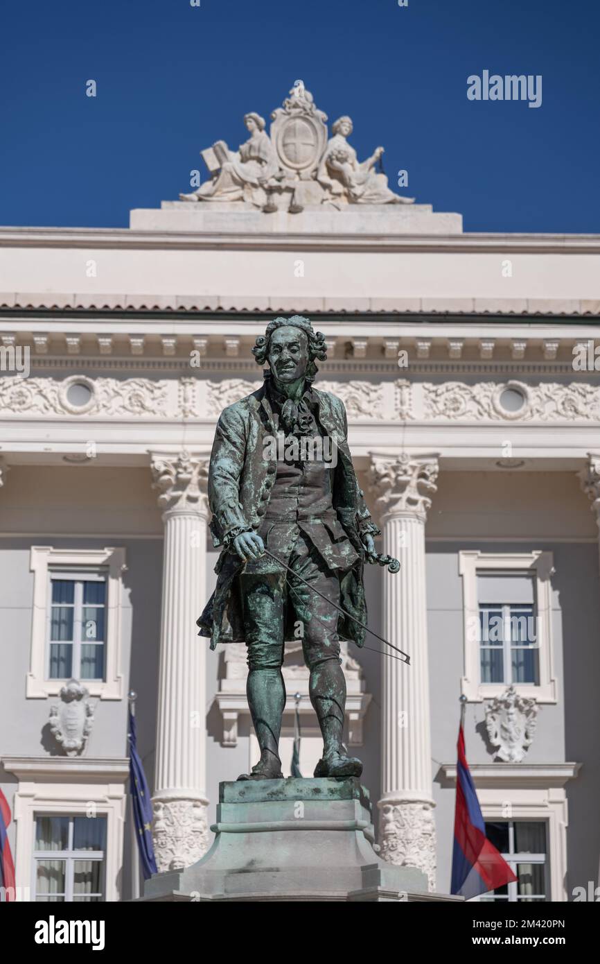 Monumento a Giuseppe Tartini dal 1896 nella città di Pirano, Slovenia. Statua di violino virtuoso e compositore realizzata dallo scultore veneziano Antonio dal Zotto Foto Stock