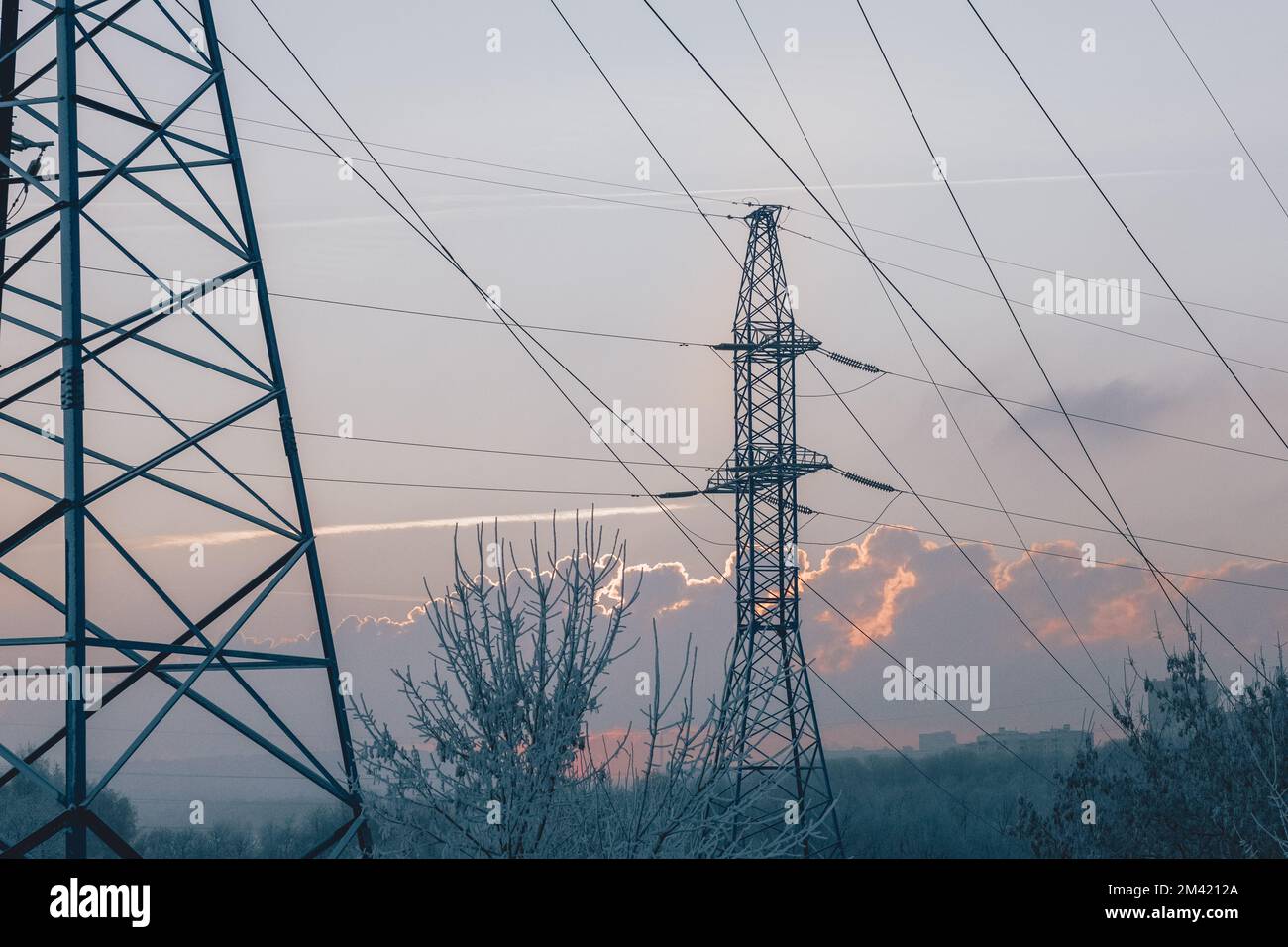 Inverno, nevicate. Linee elettriche nella neve. Foto di alta qualità Foto Stock
