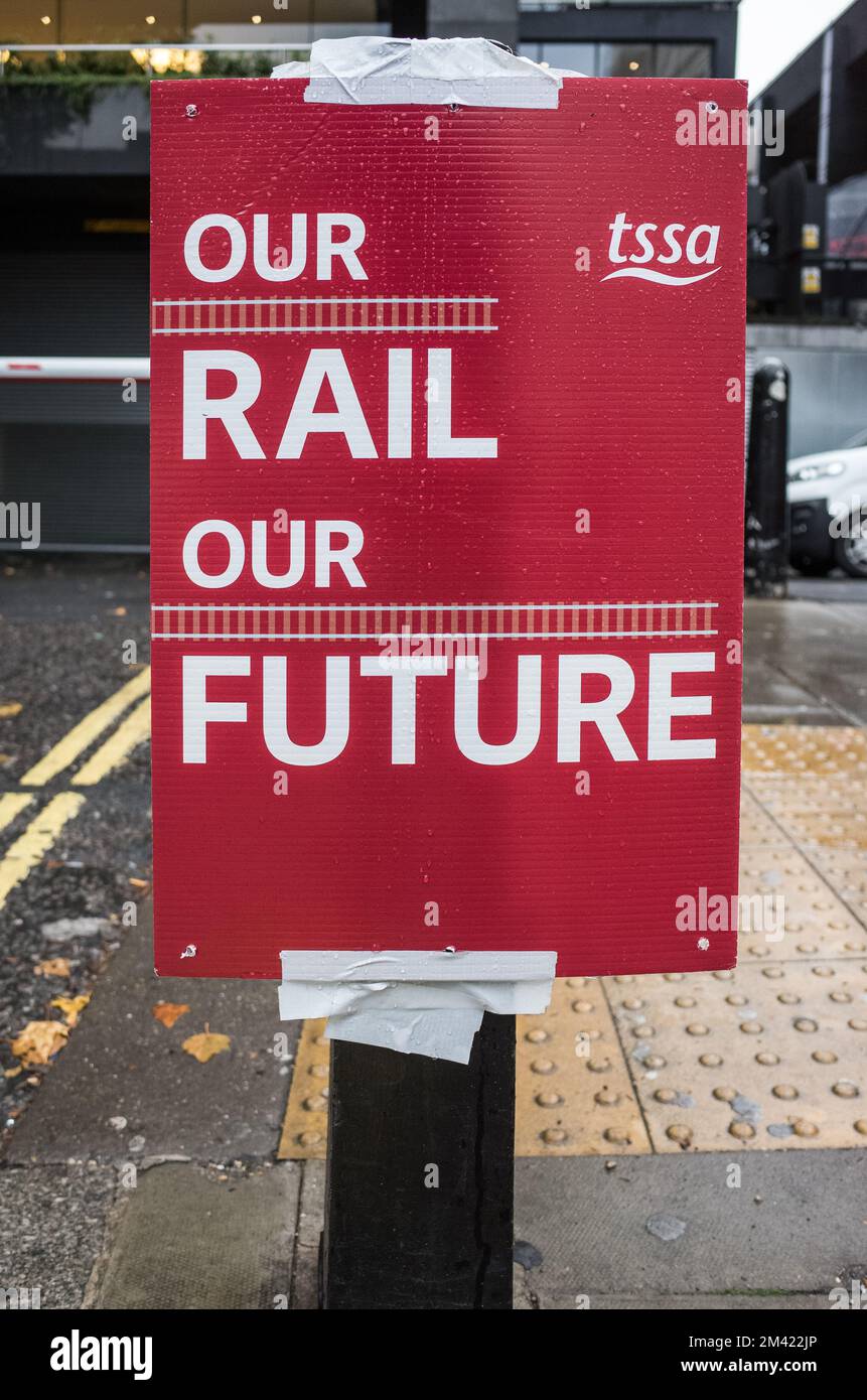 TSSA Trade Union picket line banner durante lo sciopero ferroviario, Euston Train Station, Londra, 2022. Foto Stock