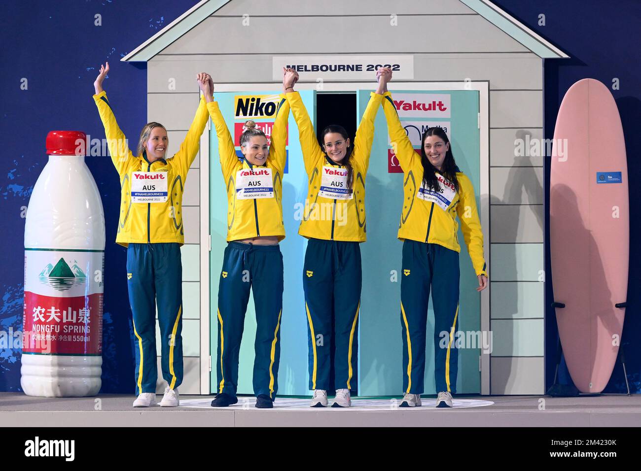 Melbourne, Australia. 18th Dec, 2022. Kaylee McKeown, Jenna Strauch, Emma McKeon, Meg Harris d'Australia festeggiano dopo aver vinto la medaglia d'argento nella staffetta femminile 4x100 m durante i campionati mondiali di nuoto a corto corso della FINA presso il Melbourne Sports and Aquatic Centre di Melbourne, Australia, 18th dicembre 2022. Foto Giorgio Scala/Deepbluemedia/Insidefoto Credit: Insidefoto di andrea staccioli/Alamy Live News Foto Stock