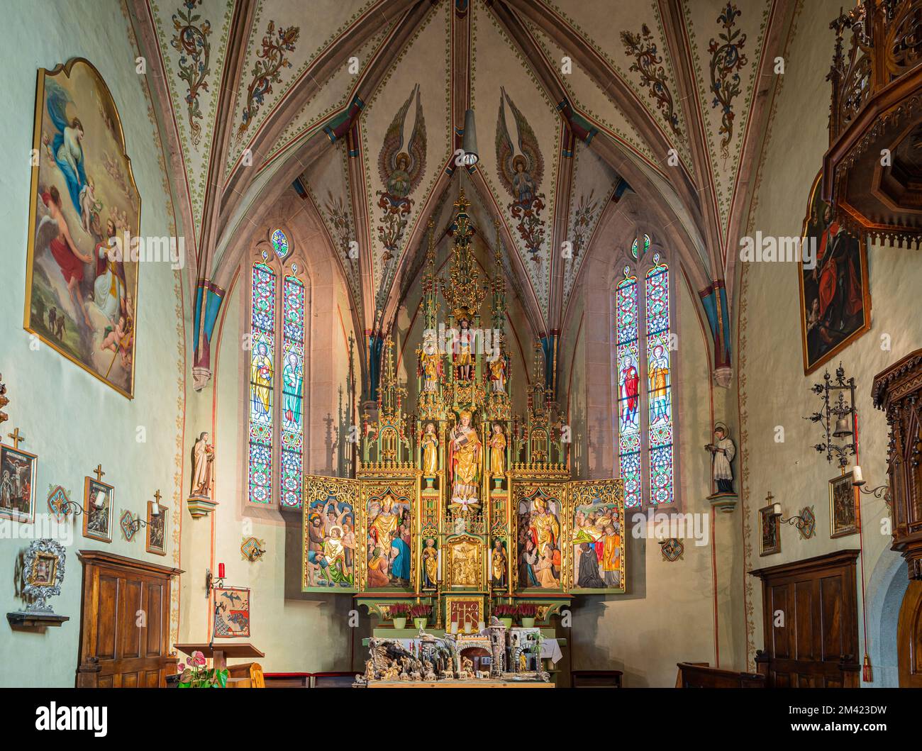 All'interno della Chiesa di San Vigila' in Altenburg/Castelvecchio - Caldaro - Vista sull'altare alare, un'opera neogotica - Caldaro, Alto Adige, Italia Foto Stock