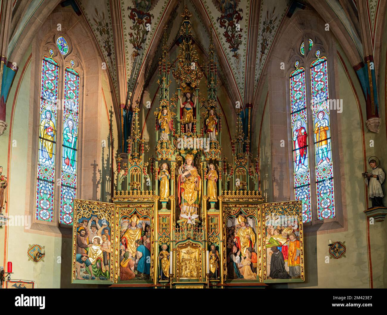 All'interno della Chiesa di San Vigila' in Altenburg/Castelvecchio - Caldaro - Vista sull'altare alare, un'opera neogotica - Caldaro, Alto Adige, Italia Foto Stock