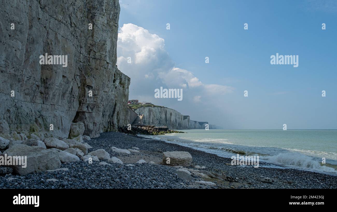 La spiaggia del Bois de Cise, con scogliere e pietre sul litorale contro il cielo blu Foto Stock