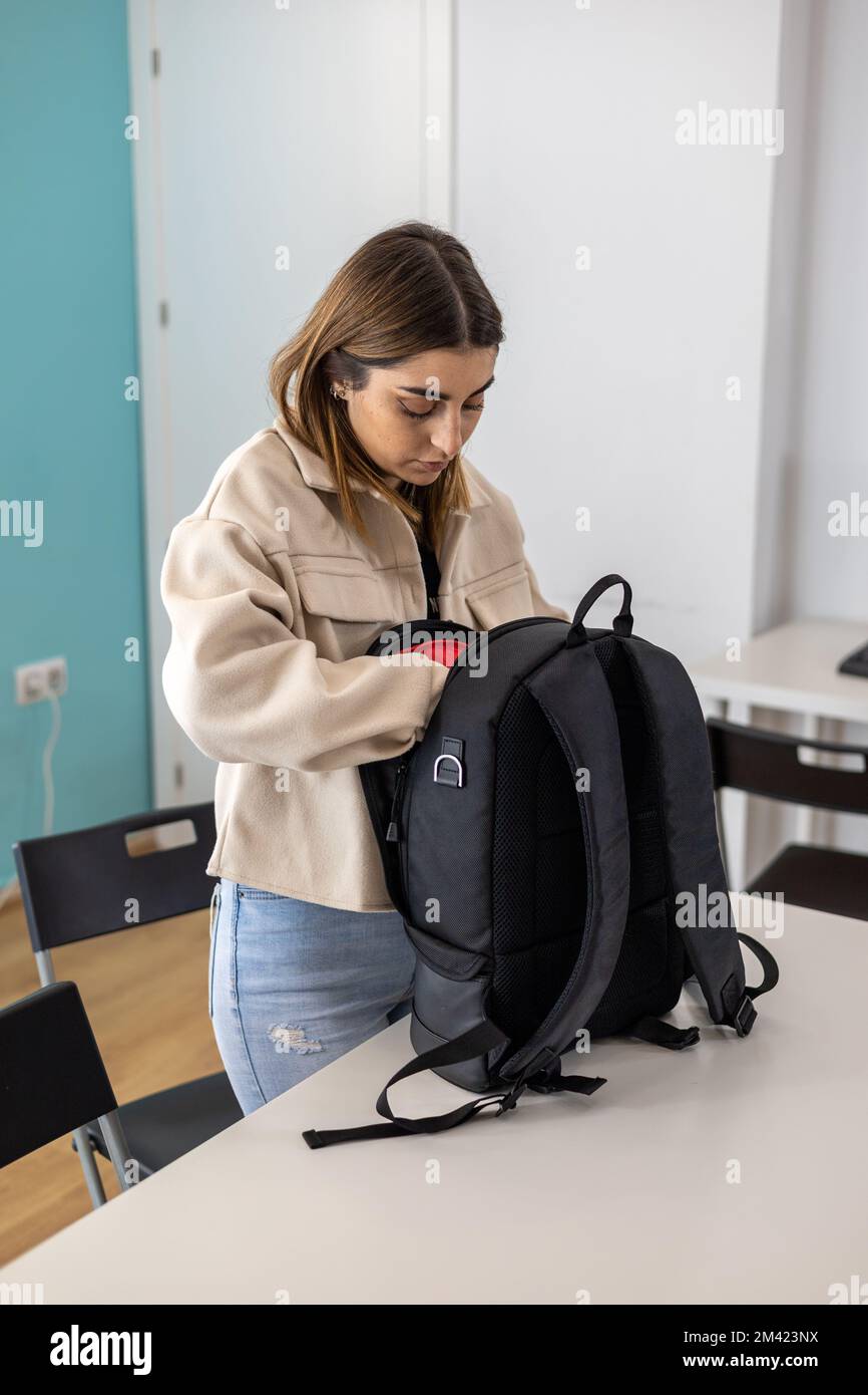 studente universitario femminile con zaino in classe Foto Stock