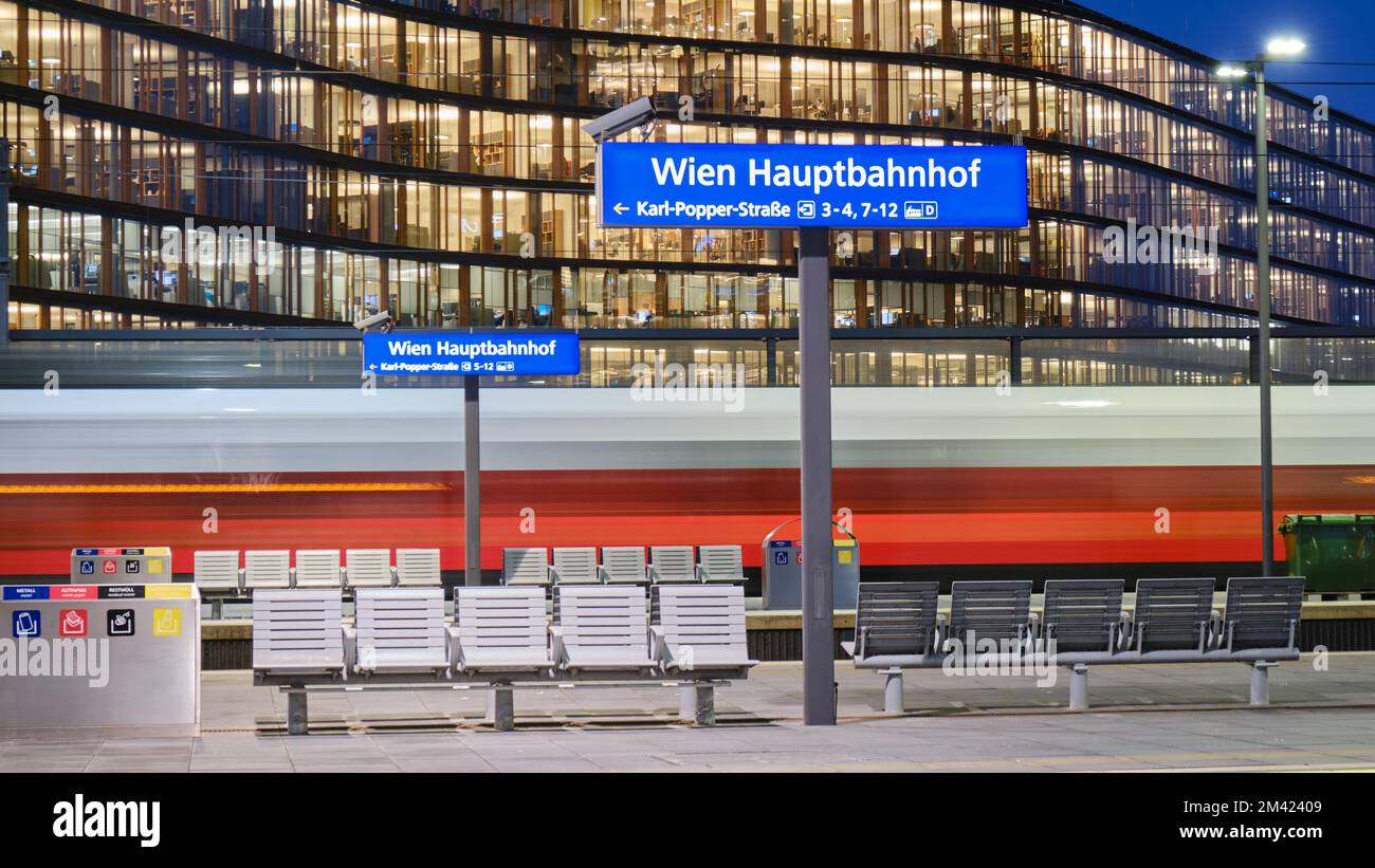 Stazione centrale di Vienna, cartello Hauptbahnhof sulla piattaforma ferroviaria, di notte. Principale centro di trasporto ferroviario a Wien, Austria. Foto Stock