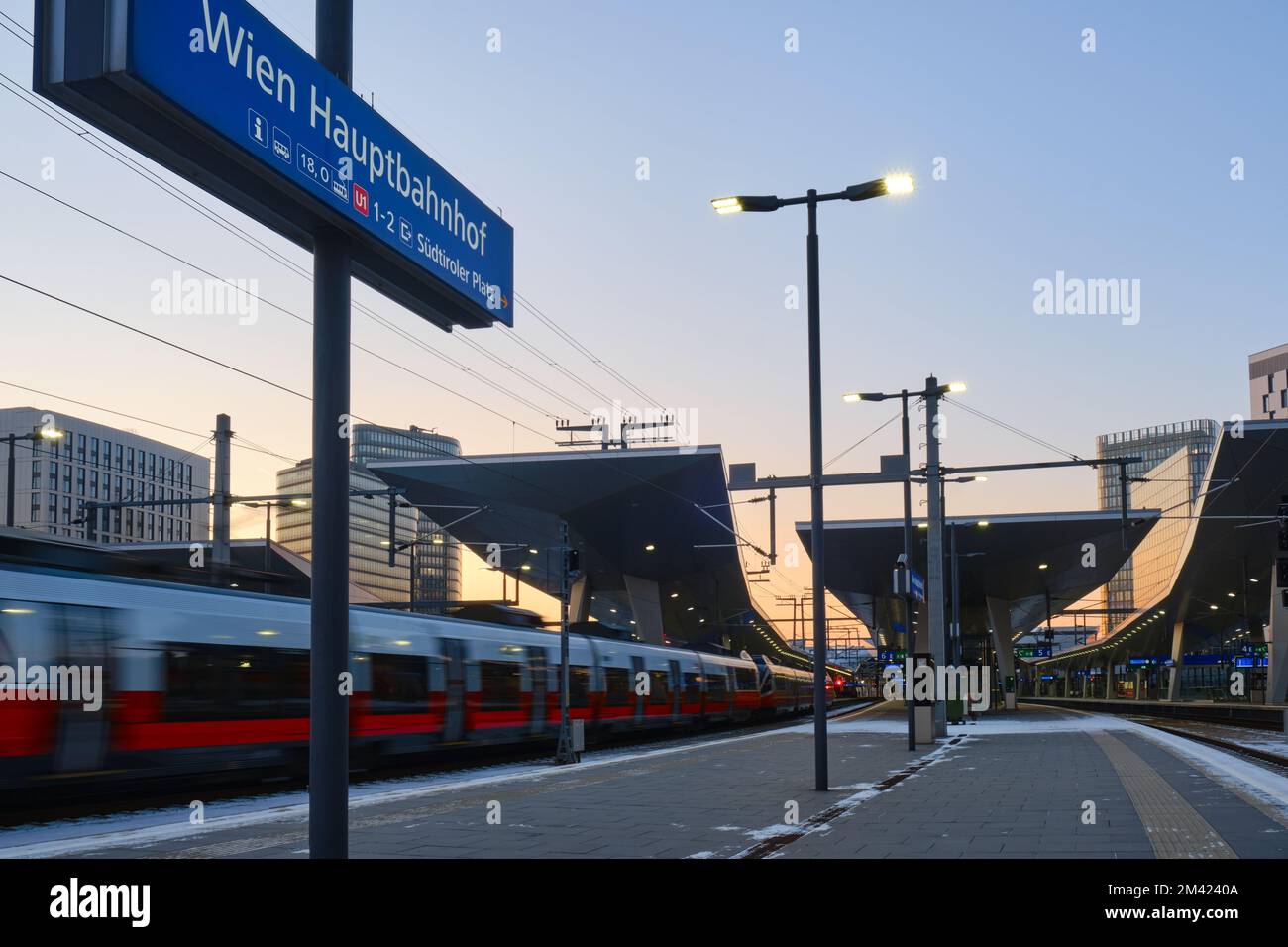 Stazione ferroviaria centrale di Vienna Hauptbahnhof, di sera con binari ferroviari. Vienna, Austria, trasporti, trasporti. Foto Stock