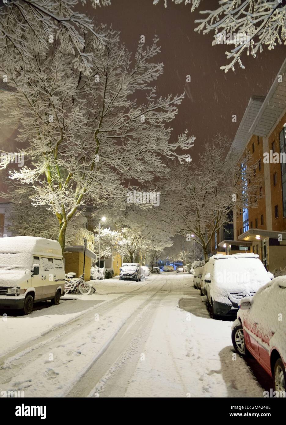 Snowy strada residenziale a Londra - 11th dicembre 2022 Foto Stock