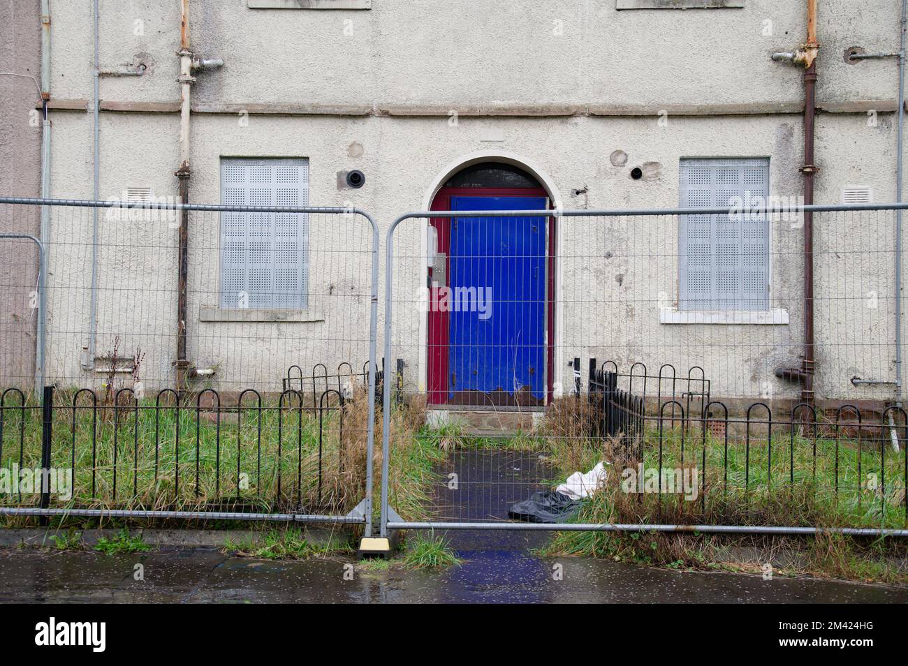 Derelitto vuoto povero regime di alloggi a Govan Glasgow Foto Stock