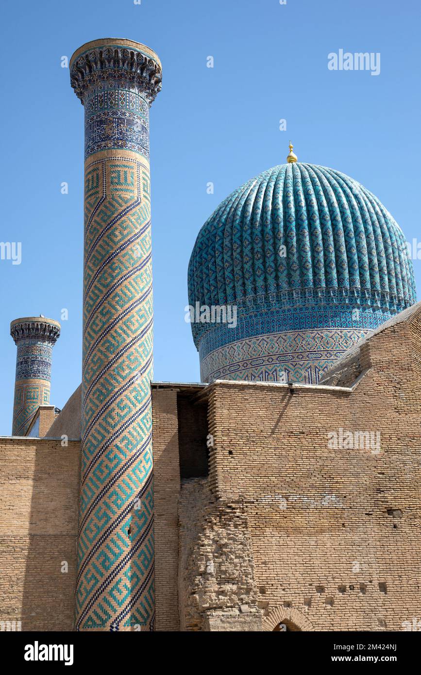 Minareti e cupola del mausoleo medievale di Gur-Emir (Tomba Tamerlane). Samarcanda, Uzbekistan Foto Stock